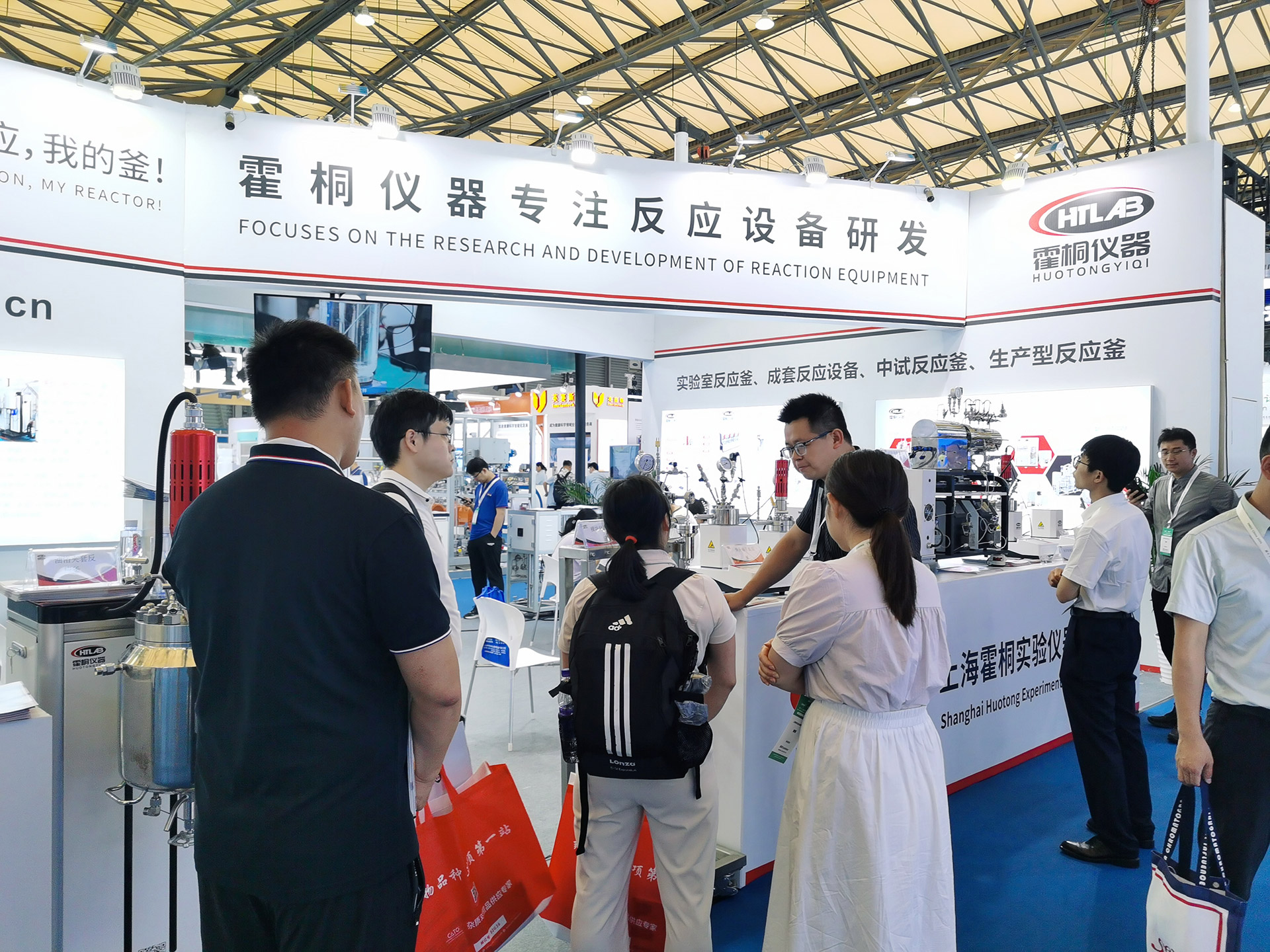 展臺前為客戶介紹霍桐儀器主要的實(shí)驗(yàn)室反應(yīng)釜